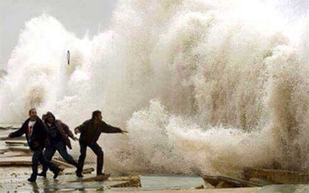 olas hasta diez metros en Libano